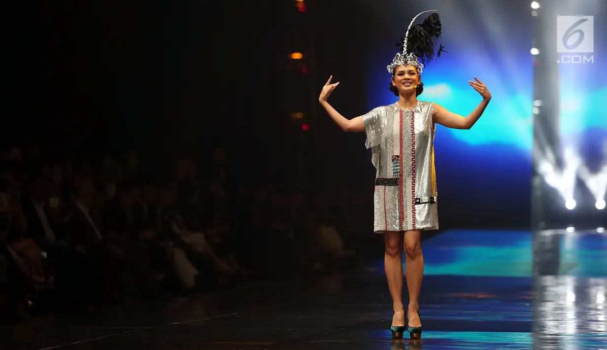 Diva Indonesia, Andien Aisyah tampil membawakan karakter alam semesta, yakni elemen air dalam peragaan tunggal di Jakarta, Rabu (13/12). Peragaan tunggal 47 mahakarya Rinaldy Yunardi x Absolut Elyx itu bertajuk EQUILIBRIUM. (Liputan6.com/Johan Tallo)