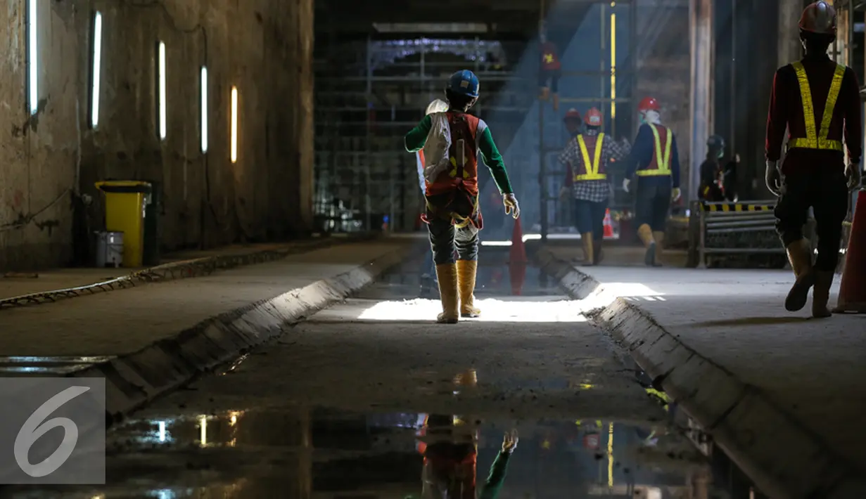 Suasana pekerja di bawah tanah stasiun MRT depan Ratu Plaza, Jakarta, Rabu (23/12). Pihak PT MRT Jakarta sendiri memang sudah menargetkan pengeboran MRT di kawasan Sudirman bisa selesai pada Desember 2016. (Liputan6.com/Faizal Fanani)