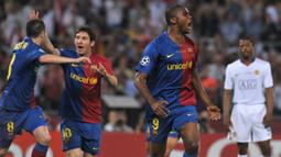 Selebrasi striker Barcelona, Samuel Eto'o setelah mencetak gol ke gawang Manchester United pada laga final Liga Champions 2008/2009 di Olympic Stadium, Roma (27/5/2009). Eks striker Kamerun ini mulai berkonflik sejak kedatangan Pep Guardiola sebagai pelatih anyar Barcelona pada awal musim 2008/2009. Sederet prestasi Samuel Etoo bersama Barcelona sebelum kehadiran Pep Guardiola seakan tak dianggap. Samuel Eto'o pun hijrah ke Inter Milan pada awal musim 2009/2010 dan langsung mempersembahkan treble winners di musim pertamanya. (AFP/Carl De Souza)