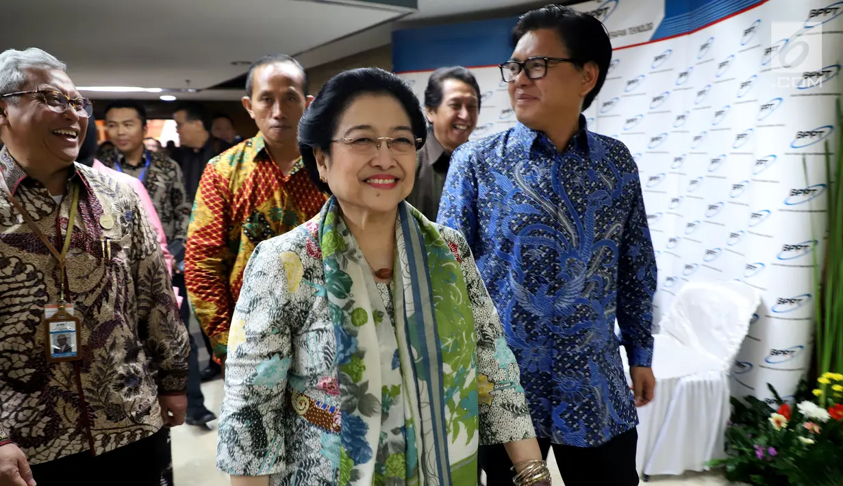Presiden ke-5 Megawati Soekarnoputri saat tiba menghadiri Dialog Nasional di gedung BPPT, Jakarta, Rabu (9/5). Dialog ini bertema "Meningkatkan Inovasi Iptek untuk Mendorong Industri Dalam Negeri Mewujudkan Ekonomi Pancasila". (Liputan6.com/JohanTallo)