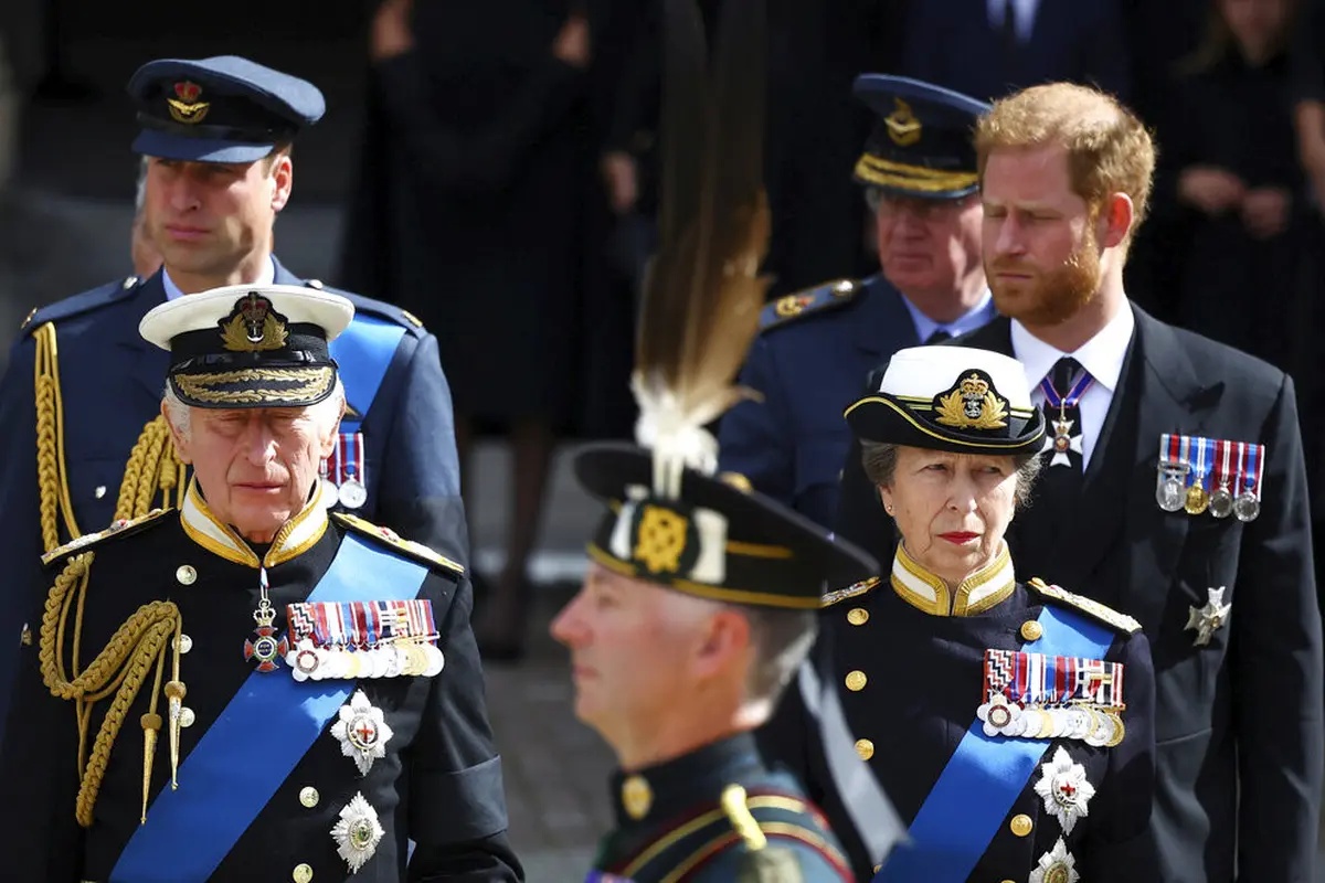 Raja Charles III, Putri Anne, Pangeran William dan Pangeran Harry di pemakaman Ratu Elizabeth II. (Hannah Mckay/Pool Photo via AP)
