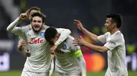 Pemain Napoli, Giovanni Di Lorenzo (tengah) melakukan selebrasi bersama rekannya setelah mencetak gol kedua tim ke gawang Eintracht Frankfurt pada laga leg pertama 16 besar Liga Champions 2022/2023 melawan Napoli yang berlangsung di Deutsche Bank Park, Rabu (22/2/2023) WIB. (AP Photo/Michael Probst)