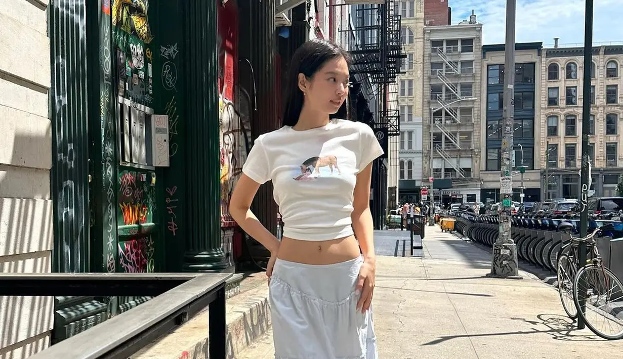 <p>Terlihat kasual, Jennie BLACKPINK ramaikan tren Y2K look dengan cropped t-shirt dan rok panjang. Dipadukan dengan sneakers hitam. [@jennierubyjane]</p>