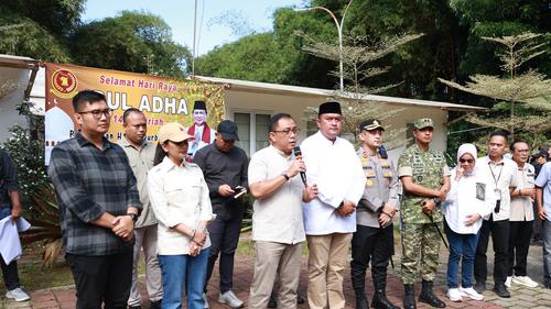 Penyerahan hewan kurban dari Presiden Prabowo Subianto kepada kepada masyarakat di sekitar kediamannya di Hambalang, Kecamatan Babakan Madang, Kabupaten Bogor (Tim Media Presiden)