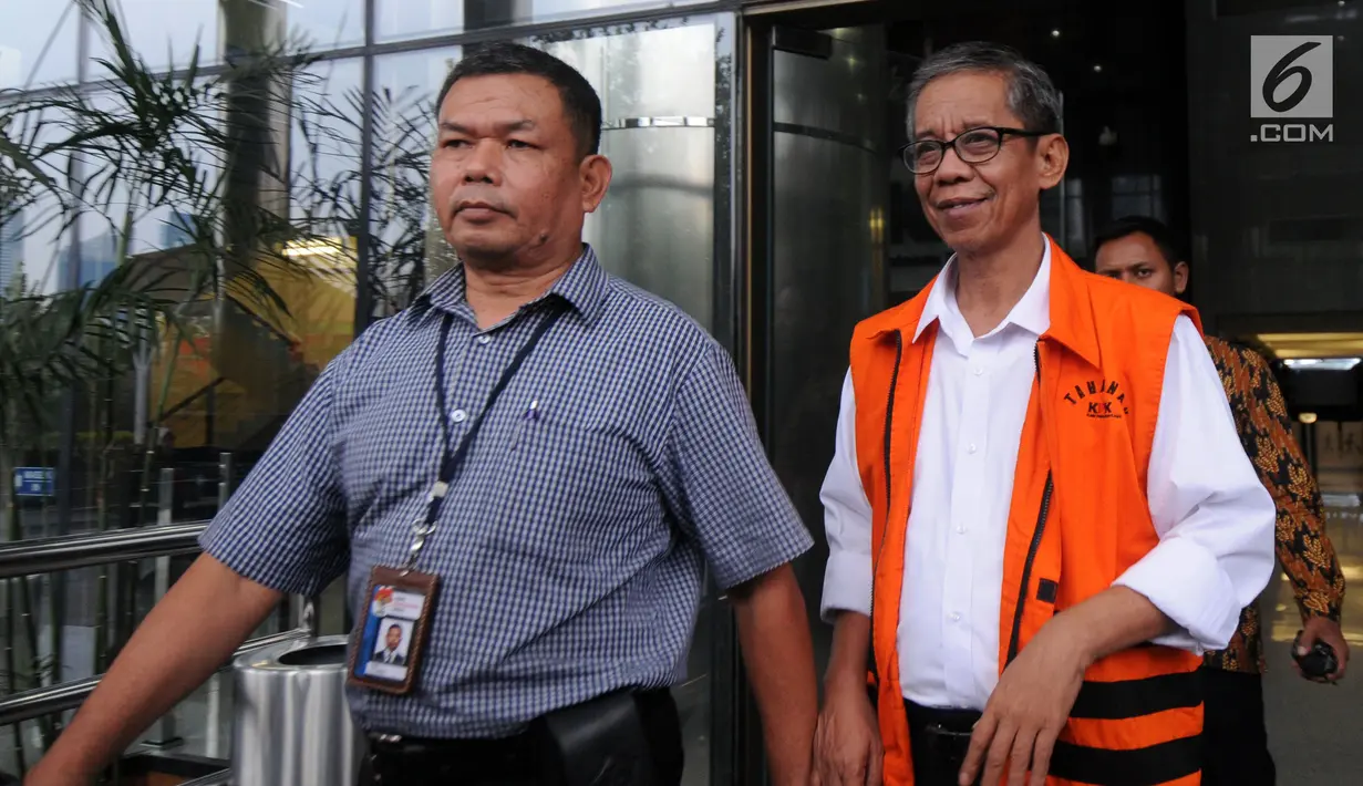 Tersangka Kepala KPP Pratama Ambon La Masikamba usai menjani pemeriksaan perdana pasca ditahan di gedung KPK, Jakarta, Rabu (31/10). La Masikamba diperiksa terkait  suap upaya pengurangan pajak yang harus dibayar. (Merdeka.com/Dwi Narwoko)