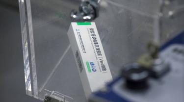 Sekotak vaksin COVID-19 terlihat saat proses produksi di bengkel pengemasan selama tur media di kantor pusat Sinopharm di Beijing pada 26 Februari 2021. The Beijing Institute of Biological Products mengembangkan vaksin corona dari virus yang sudah dilemahkan. (Noel Celis/AFP)