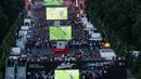 Suporter menonton laga semifinal piala eropa 2016 antara Prancis melawan Jerman lewat layar raksasa di Brandenburg Gate, Berlin, Jerman, (07/7/2016). (EPA/Paul Zinken)