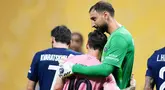 Kiper PSG, Gianluigi Donnarumma, memeluk pemain Inter Miami, Lionel Messi, pada babak 16 besar Piala Dunia Antarklub 2025 di Mercedez-Benz Stadium, Atlanta, Minggu (29/06/2025) malam WIB. (AP Photo/Mike Stewart)