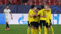 Pemain Borussia Dortmund merayakan gol ke gawang Sevilla kala kedua tim bertemu di leg pertama 16 besar Liga Champions yang digelar di Estadio Ramon Sanchez Pizjuan, Kamis (18/2/2021) dini hari WIB. (CRISTINA QUICLER / AFP)