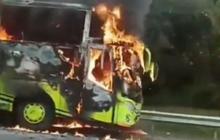 Bus Pariwisata Hangus Terbakar di Tol Cipali Arah Jakarta, Diduga Korsleting Listrik