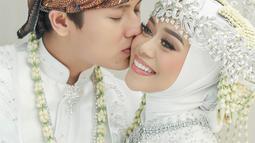 Mengunggah tiga foto termasuk mengecup pipi istri, Rizky Billar menulis pesan terbuka yang menyebut hati Lesti Kejora kini menjadi tempatnya berteduh. “Kejoraku yang kini menjadi istriku. Sekian lama aku telah mendayuh. Lelah, gundah, gemuruh. Namun pada akhirnya inshaallah hatimulah yang jadi pelabuhan terakhir bagiku,dan tempat untuk-ku berteduh,” tulisnya. (Foto: Dok. Instagram @rizkybillar)