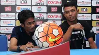 Arema Cronus dalam sesi konferensi pers menjelang laga kontra PSM Makassar. Dedi Setiawan, pemain baru akan menjalani debut. (Bola.com/Iwan Setiawan)