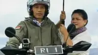 Presiden Jokowi terlihat keren dalam balutan jaket hijau bergaya militer saat menjajal ruas jalan Trans Papua dengan motor trail. (Liputan 6 SCTV)