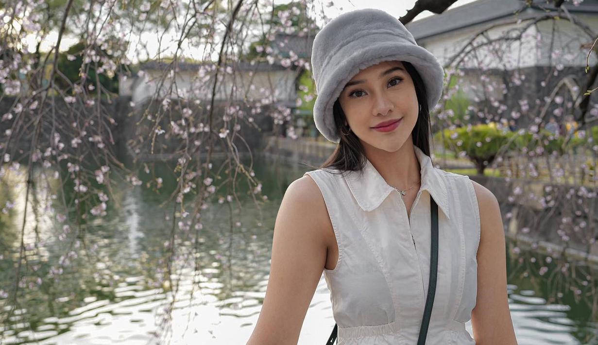 Bung Sakura merupakan bunga khas Jepang yang menjadi daya tarik wisata bagi negeri Matahari Terbit. Setiap musim semi bunga ini akan terlihat cantik saat bermekaran setelah melewati musim dingin. Tidak sedikit para selebriti Indonesia pun liburan ke Jepang pada momen tersebut, seperti yang dilakukan oleh Anya Geraldine. (Liputan6.com/IG/@anyageraldine)