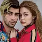 Pasangan selebritas Gigi Hadid dan Zayn Malik tampil keren dalam cover majalah Vogue dengan balutan busana dari Gucci. (Foto: Instagram/@teenvogue)