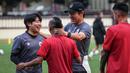 Pelatih Kepala Timnas Indonesia, Shin Tae-yong (kanan kedua) bercanda dengan pemainnya, Riko Simanjuntak dan penerjemahnya, Jeong Seok-seo saat latihan perdana Timnas Indonesia yang berlangsung di Stadion PTIK, Jakarta, Senin (20/03/2023) sore WIB. Skuad Garuda rencananya akan melakoni laga FIFA Match Day melawan Burundi pada 25 dan 28 Maret 2023 di Stadion Patriot Candrabhaga, Bekasi. (Bola.com/Bagaskara Lazuardi)