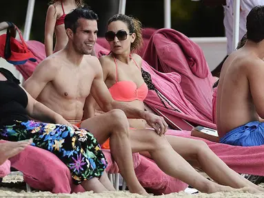 Robin van Persie (RVP) dan keluarga berlibur ke Barbados (17/07/2014) (dailymail.co.uk)