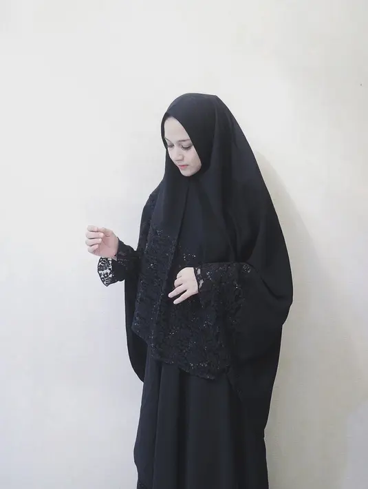 Kali ini Nina memakai hijab syar’i berwarna hitam. Wajahnya yang putih berseri semakin cantik dengan gaya hijab yang dipakai Nina. (Instagram/ninazatulini22)