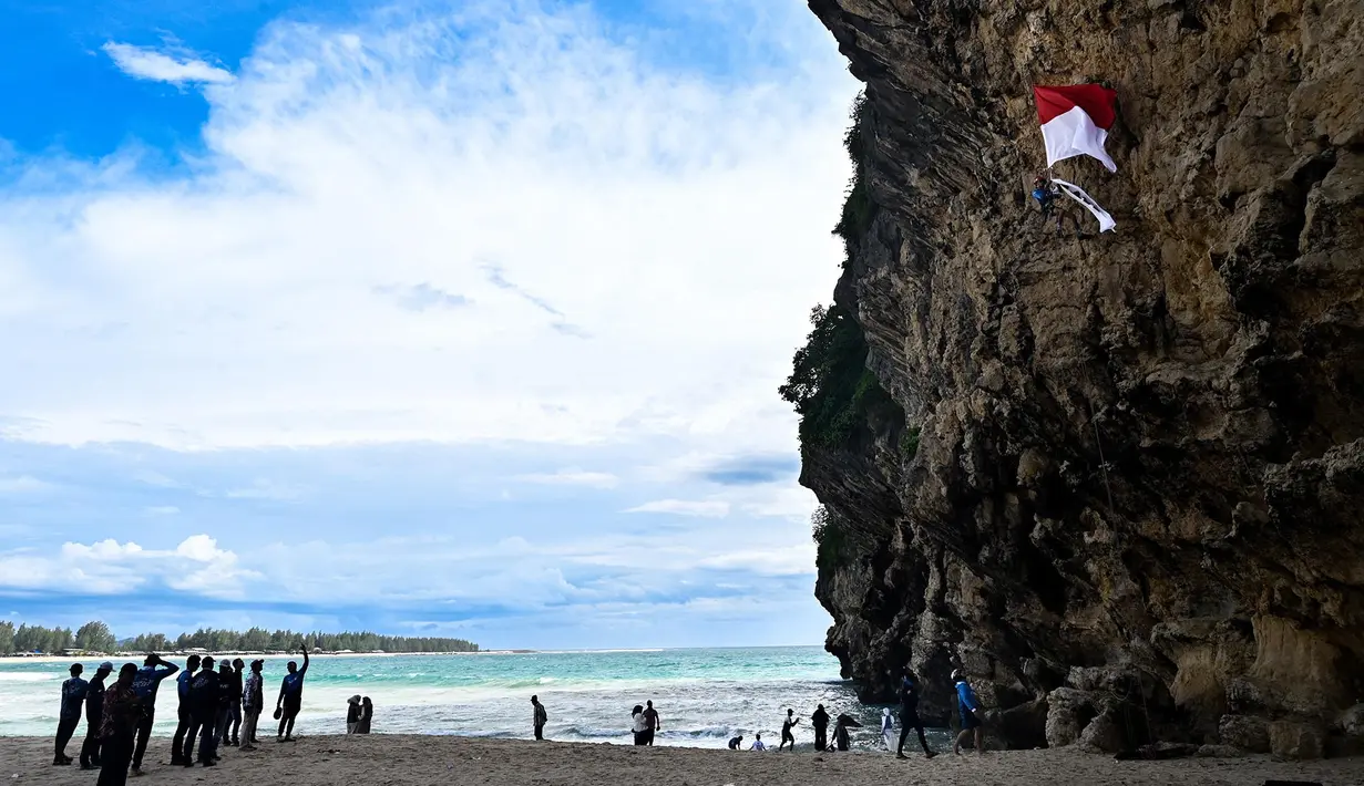 Seorang pemanjat menaiki  tebing saat pemasangan bendera merah putih pada tebing di Lhoknga, Aceh, Kamis,  13 Agustus 2026.