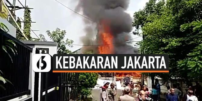 VIDEO: Kebakaran Rumah di Pulomas, 1 Tewas Terbakar