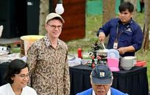 FOTO: Gaya Menteri PUPR Jadi Pramusaji di IKN, Hidangkan Sarapan untuk Jokowi