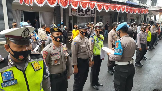 Ratusan anggota polres Tasikmalaya disiagakan di kantor KPUD Tasikmalaya, dalam pengamanan pendaftaran bakal calon Pilkada Tasikmlaya, 2020.