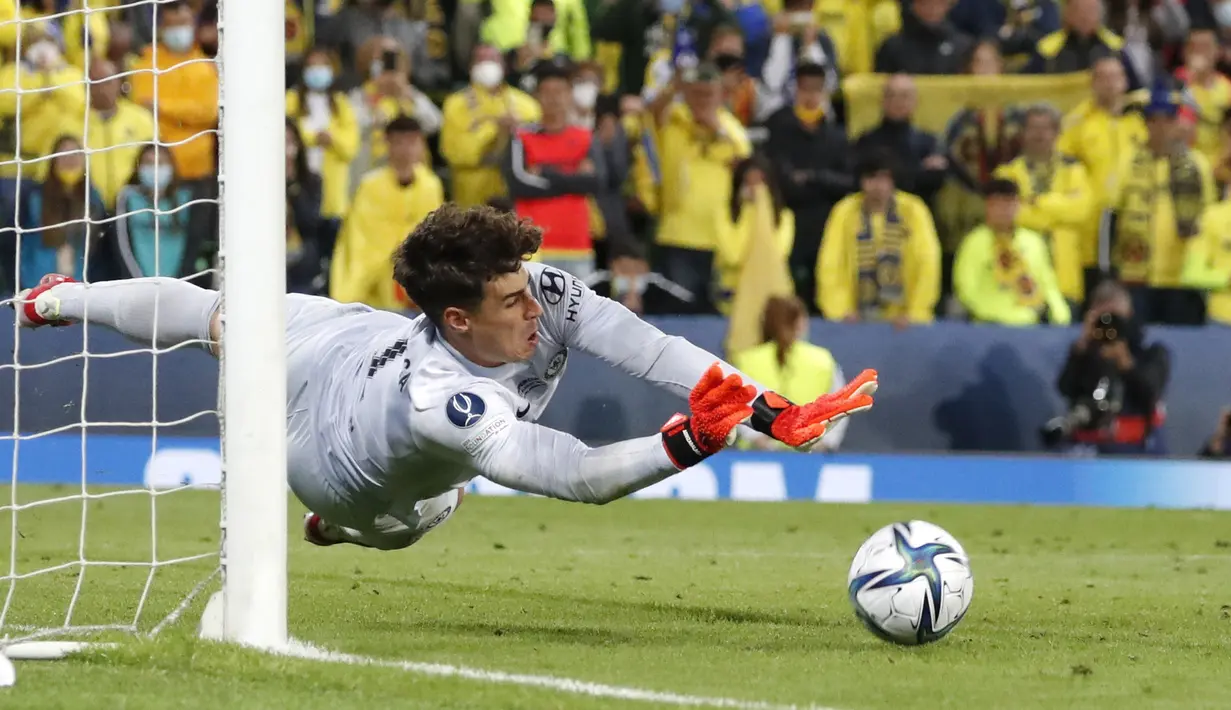Kiper Chelsea Kepa Arrizabalaga menyelamatkan tembakan terakhir saat adu penalti melawan Villarreal dalam laga Piala Super Eropa di Windsor Park, Kamis dinihari WIB (12/8/2021). Chelsea juara setelah menang 6-5 lewat adu penalti usai bermain imbang hingga perpanjangan waktu (AP Photo/Peter Morrison)