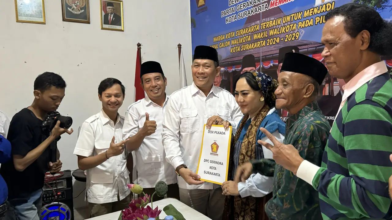 Hercules Mendampingi Diah Warih Ambil Formulir Calon Wali Kota Solo