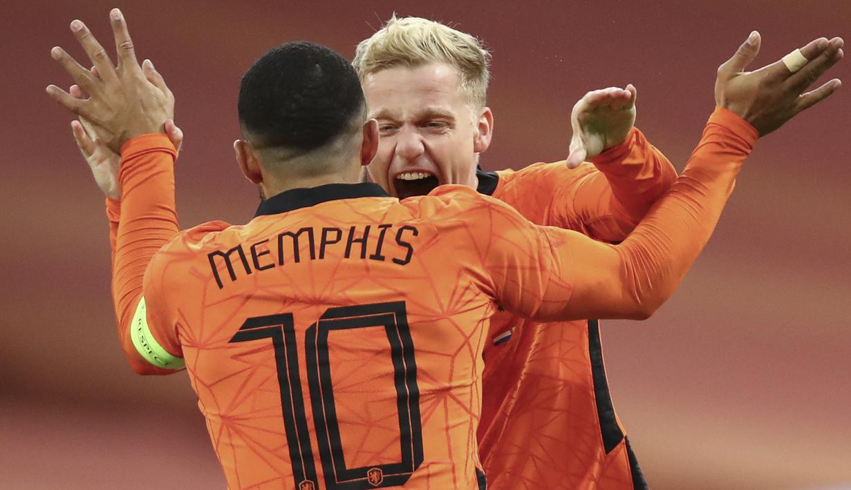 Gelandang timnas Belanda, Donny van de Beek berselebrasi dengan rekannya, Memphis Depay setelah mencetak gol ke gawang Spanyol dalam laga persahabatan internasional di Johan Cruijff ArenA, Amsterdam, Kamis dinihari WIB (12/11/2020). Kedua tim bermain sama kuat 1-1. (Dean Mouhtaropoulos/Pool via AP)