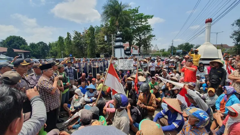 Bupati Kebumen, Yazid Mahfudz menemui warga kawasan Urut Sewu yang mengadu, usai terjadi bentrok antara TNI dengan warga. (Foto: Liputan6.com/Yazid Mahfudz untuk Muhamad Ridlo)