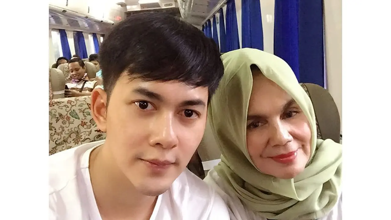 6 Potret Kebersamaan Kiki Farrel dan Ibunya yang Derita Kanker Usus