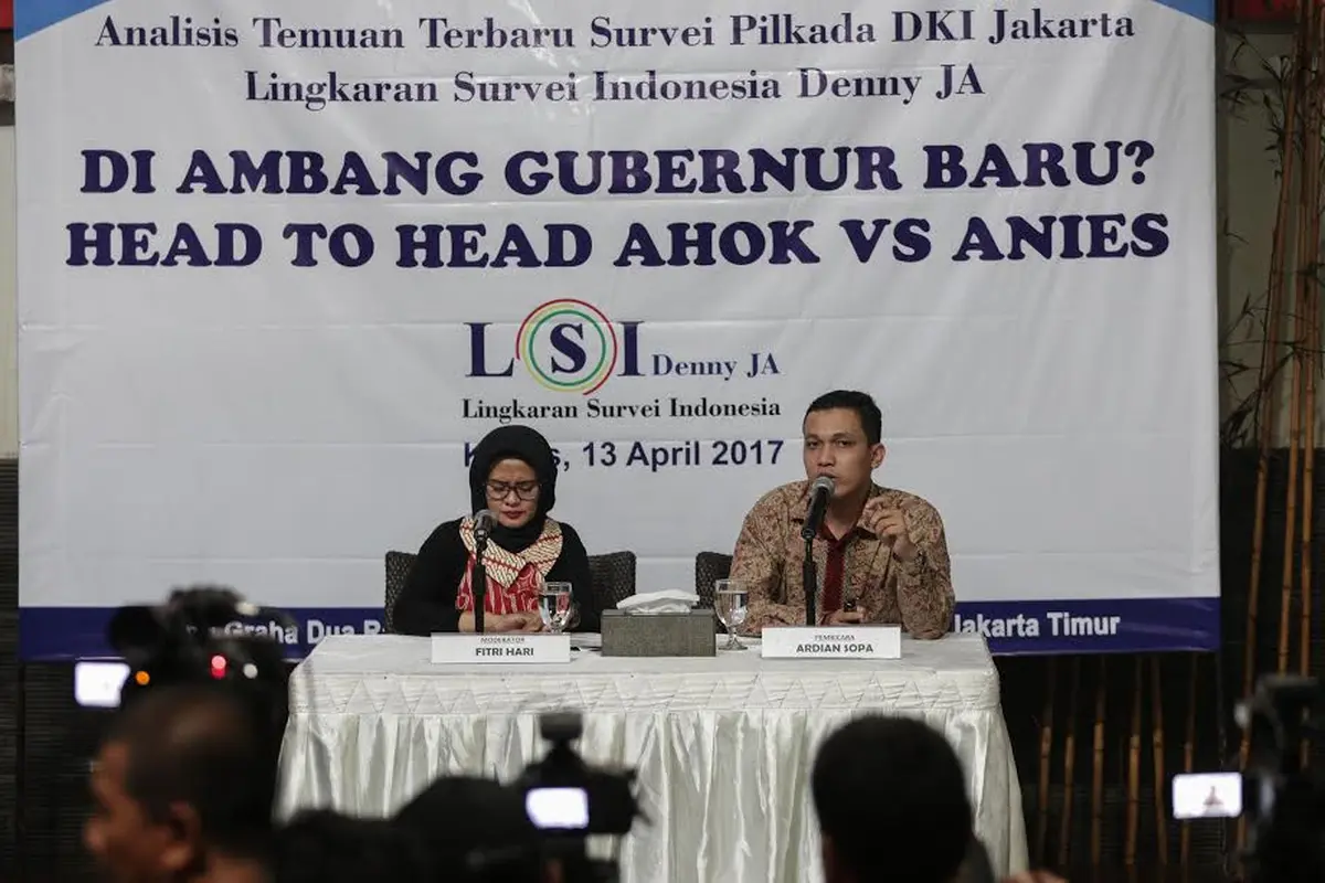 Survei LSI Denny JA terhadap elektabilitas Ahok - Djarot dan Anies - Sandiaga (Liputan6.com/ Faizal Fanani)