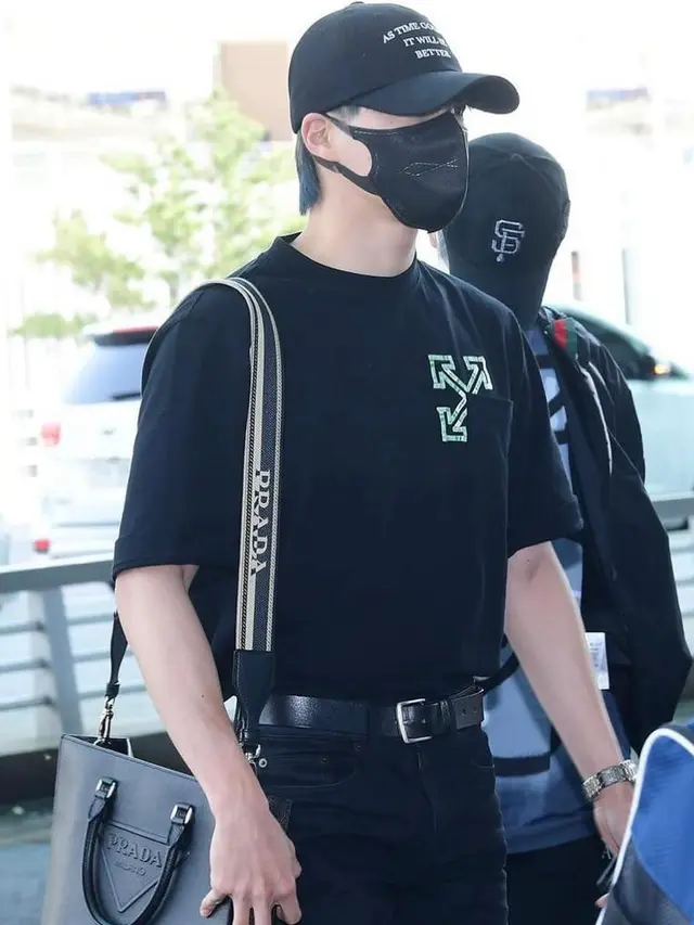 6 Potret Gaya Serba Monokrom Personel NCT Dream di Bandara Incheon Menuju Jakarta