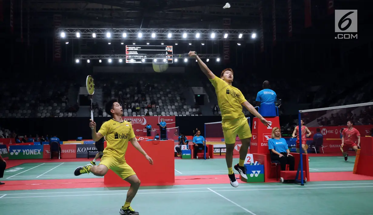 Ganda putra Indonesia, Kevin Sanjaya/Marcus Gideon mengembalikan kok ke arah Tinn Isriyanet/Kittisak Namdash (Thailand) pada babak pertama Indonesia Masters 2018 di Istora Senayan, Rabu (24/1). Kevin/Marcus unggul. (Liputan6.com/Helmi Fithriansyah)