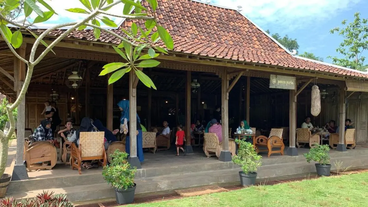 Bersantap Makanan Kampung di Pawon Purba dengan Gunung Api Purba di Depan Mata