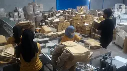 Karyawan menyelesaikan pekerjaan pengolahan kertas daur ulang PT Alkindo di Padalarang Jawa Barat (9/6/2022). Pembungkus ramah lingkungan Hexa Wrap dapat digunakan mengemas barang untuk pengiriman, terutama untuk pasar e-commerce yang terbuat dari kertas coklat (recycled paper). (Liputan6.com/HO/Aldo)
