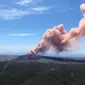 Penampakan abu vulkanik melambung ke langit saat Gunung Kilauea meletus di Big Island Hawaii, (3/5). Badan Survei Geologi Amerika Serikat (USGS) melaporkan erupsi terjadi sekitar pukul 16.45 sore waktu setempat. (Survei Geologi AS via AP)