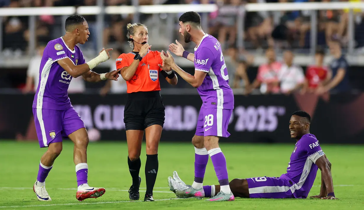 Wasit utama Tori Penso (kedua kiri) berbincang dengan para pemain Al Ain saat laga Grup H Piala Dunia Antarklub 2025 melawan Juventus di Audi Field, Washington, Amerika Serikat, Kamis (19/06/2025). (AFP/Kevin C. Cox)