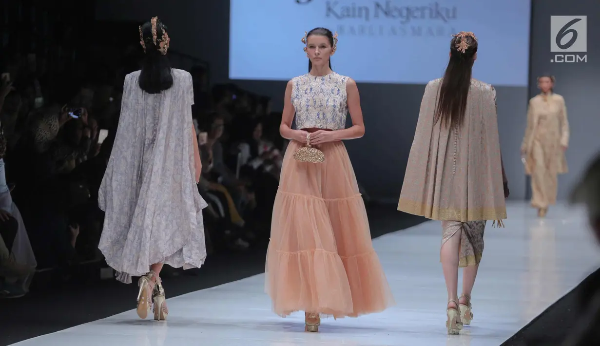 Para model berjalan di atas catwalk mengenakan busana rancangan Barli Asmara di ajang Jakarta Fashion Week 2018 di Senayan City, Jakarta, Senin (23/10). Desainer Barli Asmara mengusung tema Jambi Kain Negeriku. (Liputan6.com/Faizal Fanani)