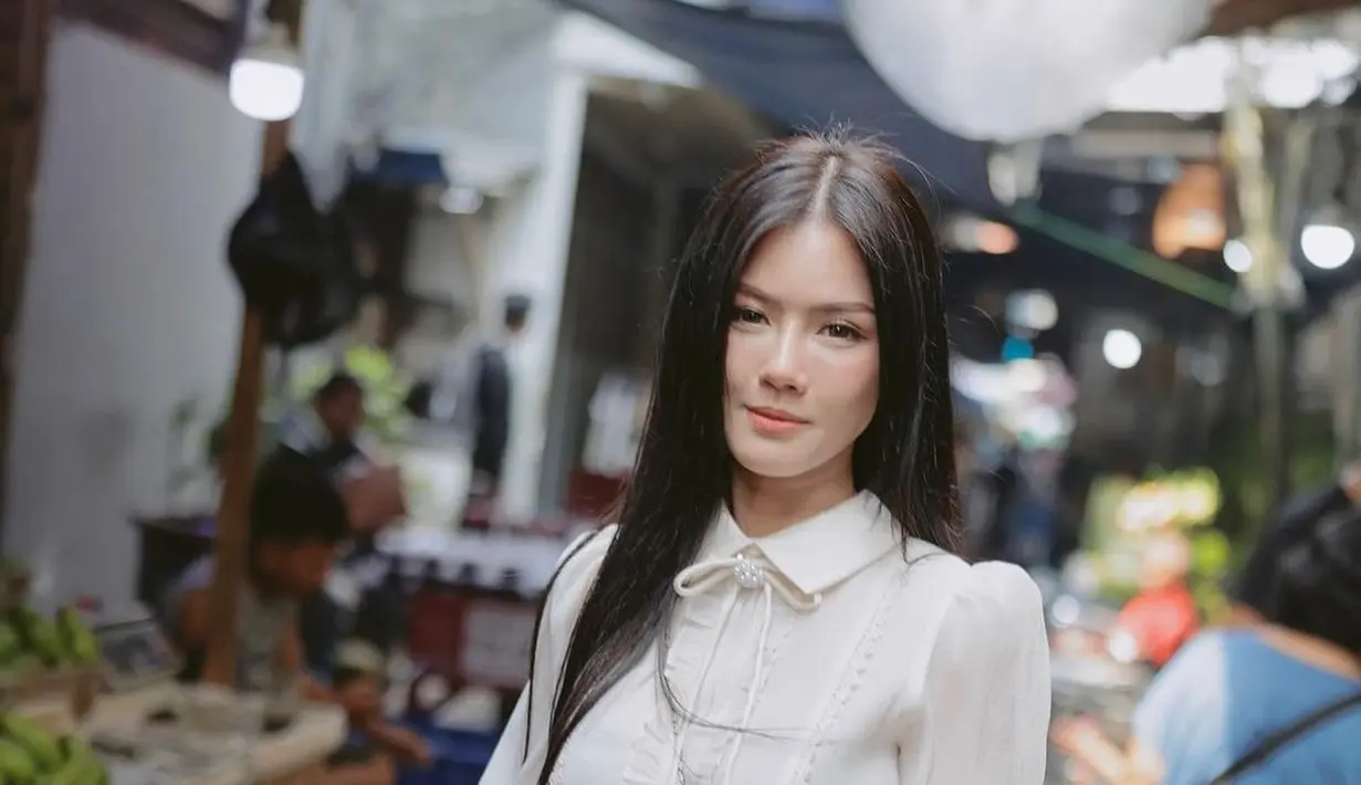 Wanita asal Jawa Tengah ini tampil menawan di berbagai sesi pemotretan. Seperti sesi photoshoot Nita Gunawan di tengah keramaian pasar yang membuatnya seketika jadi sorotan pedagang dan pembeli. (Liputan6.com/IG/@nitagunawan09)