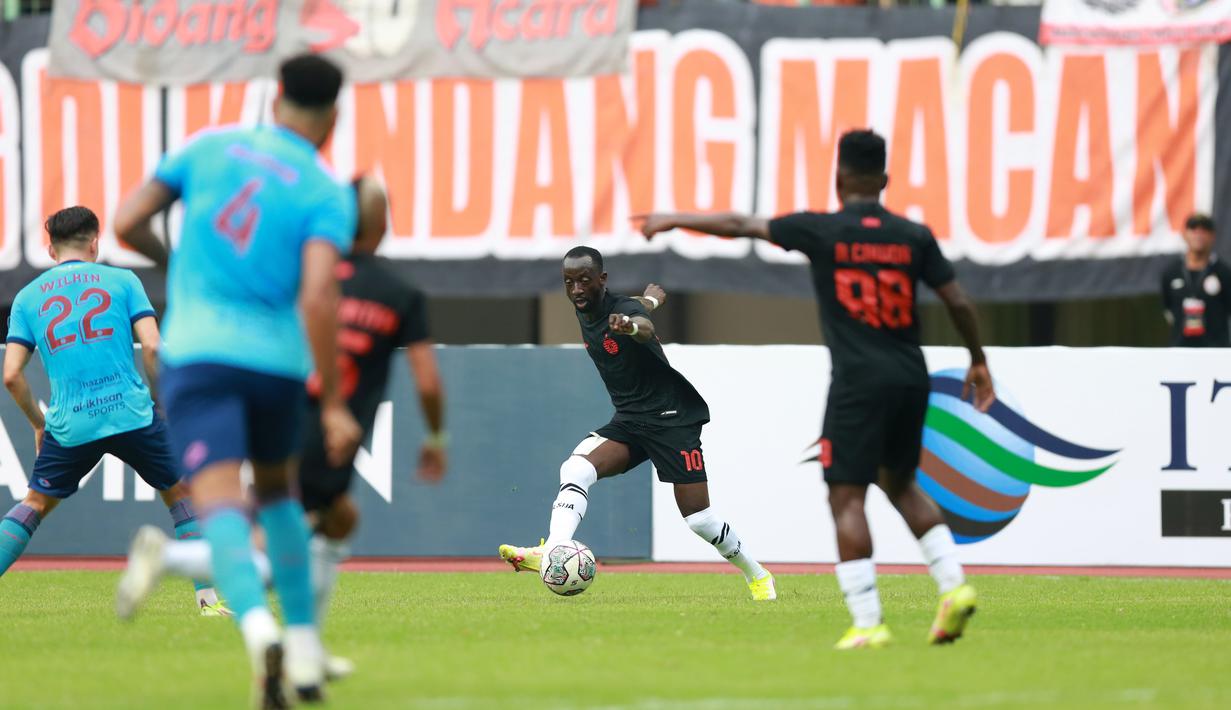 Begitupun dengan Makan Konate yang kesulitan menembus jantung pertahanan Sabah FC. (Bola.com/Ikhwan Yanuar)