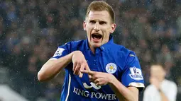 Gelandang Leicester City, Marc Albrighton merayakan selebrasi usai mencetak gol ke gawang Chelsea saat Laga Liga Premier Inggris di King Power Stadium, Kamis (30/4/2015). Chelsea menang 3-1 atas Leicester City.(Reuters/Carl Recine)