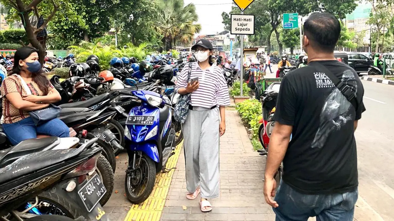 Warga berkunjung ke Pasar Senen, Jakarta Pusat di era COVID-19 (9/10/2022).