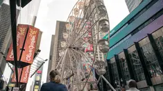 Biangalala raksasa yang baru dibuka berputar di Times Square, Manhattan, New York City, Rabu (25/8/2021). Bianglala setinggi 110 kaki atau setara dengan 11 lantai dari atas tanah tersebut beroperasi dari 25 Agustus hingga 12 September. (Scott Heins/Getty Images/AFP)