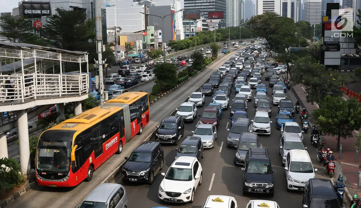 Kendaraan terjebak kemacetan di Jalan Sudirman, Jakarta, Jumat (23/6). Polda Metro Jaya tidak memberlakukan kawasan pengendalian lalu lintas ganjil-genap di beberapa jalan protokol Jakarta saat libur cuti bersama Lebaran. (Liputan6.com/Immanuel Antonius)