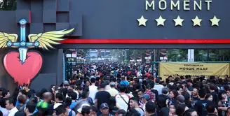 Terik matahari Jakarta tidak menyurutkan antusias masyarakat yang ingin menonton menyaksikan kedigdayaan aksi Bon Jovi malam nanti. (Deki Prayoga/Bintang.com)