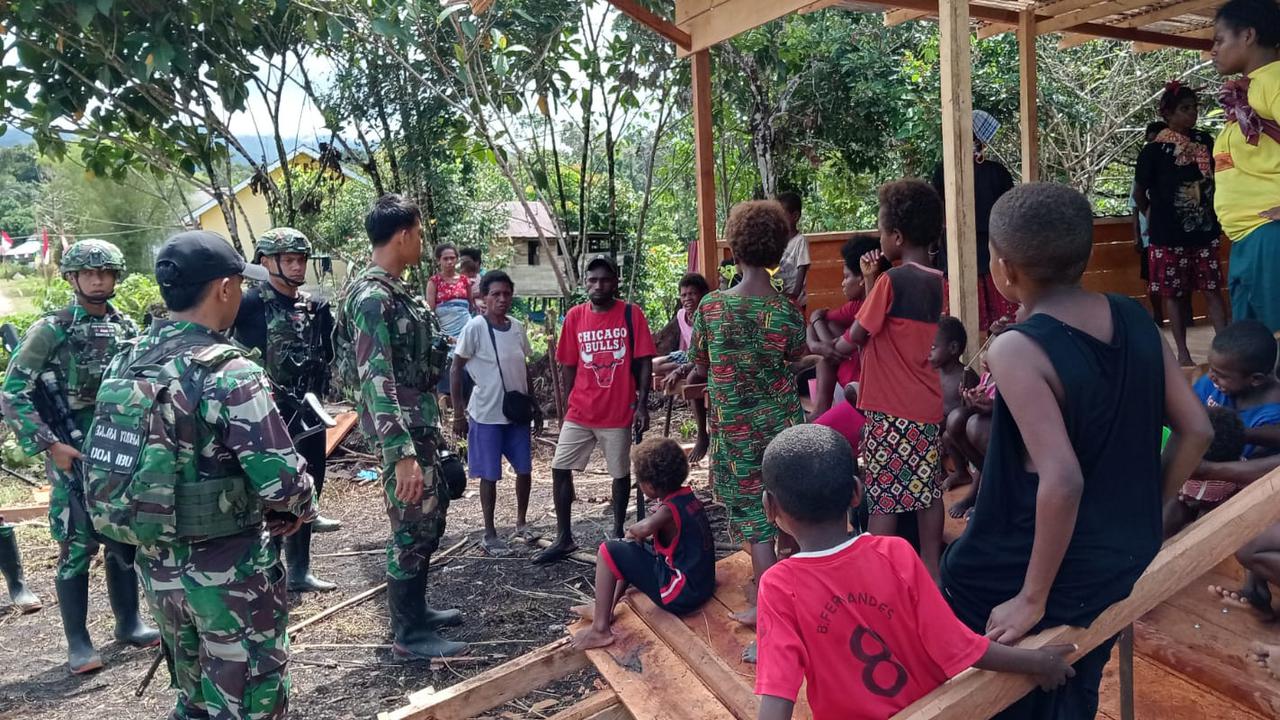 Di Tengah Patroli, Satgas Yonif Jalin Komunikasi dengan Warga Perbatasan