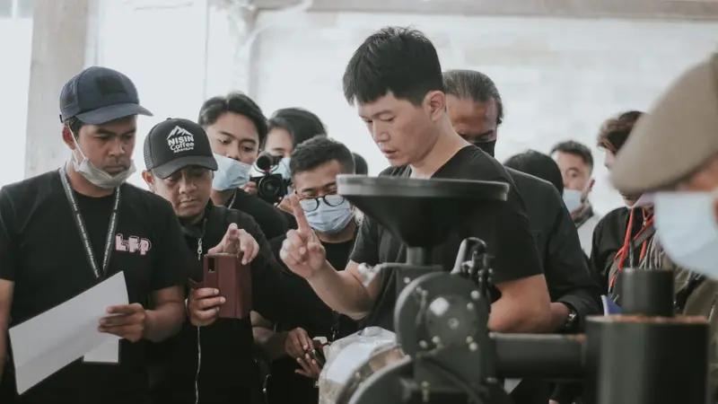 Vice President Specialty Coffee Association of Indonesia (SCAI) Michael Utama tengah memberikan kelas pelatihan kopi berkualitas dengan para barista kopi asal Garut.