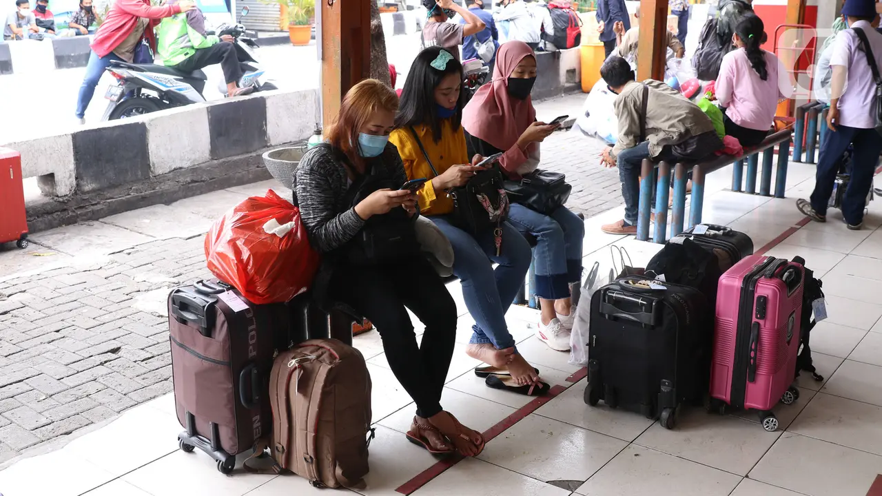 FOTO: Pemudik Idul Adha Mulai Ramai di Terminal Kalideres