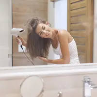 Ilustrasi mengeringkan rambut/copyright shutterstock